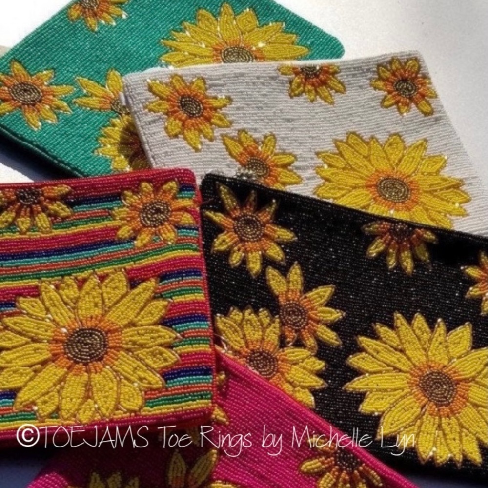 PURSE CROSSBODY Sunflower Beaded Bag, Beaded Hand Bag, Shoulder Bag 10”x 7.5” - Picture 4 of 9